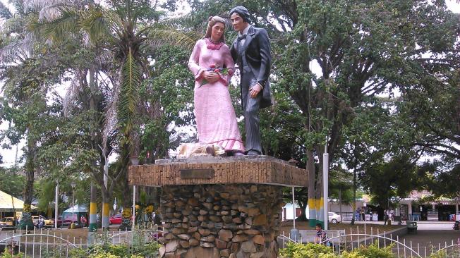 Estatua de Efraín y María, en el parque principal de Santa Helena, municipio de El Cerrito, Valle del Cauca.