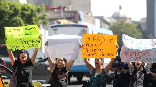 Jóvenes protestan tras el asesinato del periodista Javier Valdez.