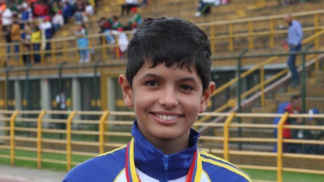 Lorenzo quien a sus 13 años por primera vez representa a Brasil internacionalmente y quien ganó dos medallas de oro y una de bronce en la modalidad de atletismo.