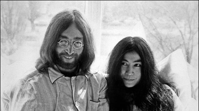 John Lennon y Yoko Ono, durante su luna de miel en Europa.