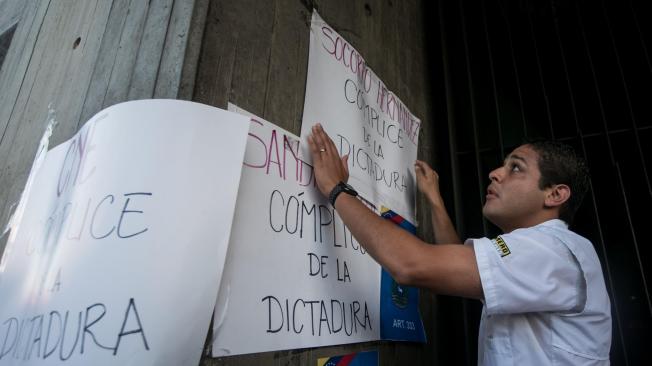 Varios opositores pegaron carteles contra la Constituyente en las paredes del Metro de Caracas.