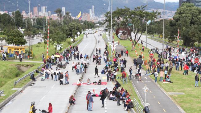 Los maestros se tomaron ayer la calle 26 y bloquearon la circulación de los buses de TransMilenio y de vehículos particulares.
