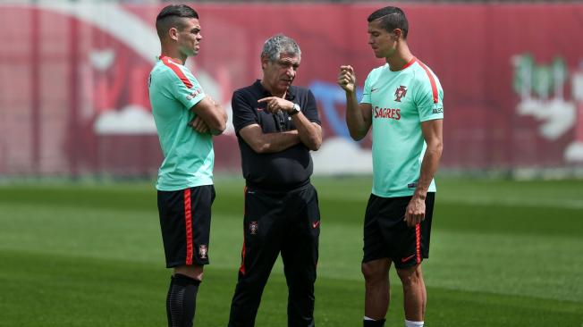 Pepe (izq.), Fernando Santos (cen.) y Cristiano Ronaldo (der.), tres puntales de Portugal para buscar el título.