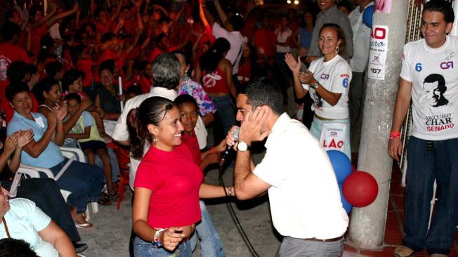 "Antes de pronunciar sus discursos, canta" reseñó EL TIEMPO durante su campaña electoral del 2006.