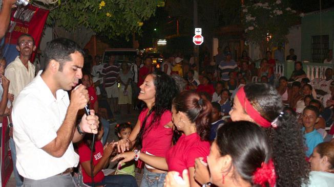 "Antes de pronunciar sus discursos, canta" reseñó EL TIEMPO durante su campaña electoral del 2006.