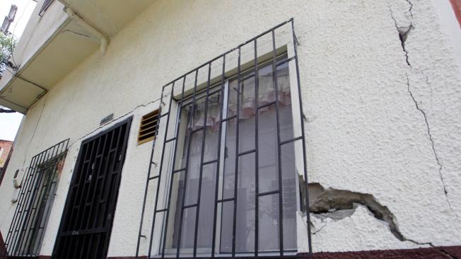 Puertas, ventanas y escaleras de las casas de San Luis tienen grietas.