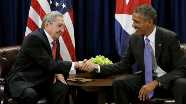 El presidente cubano, Raúl Castro, y el expresidente Barack Obama estrechan sus manos en la Asamblea General de las Naciones Unidas, en Nueva York, en el 2015.