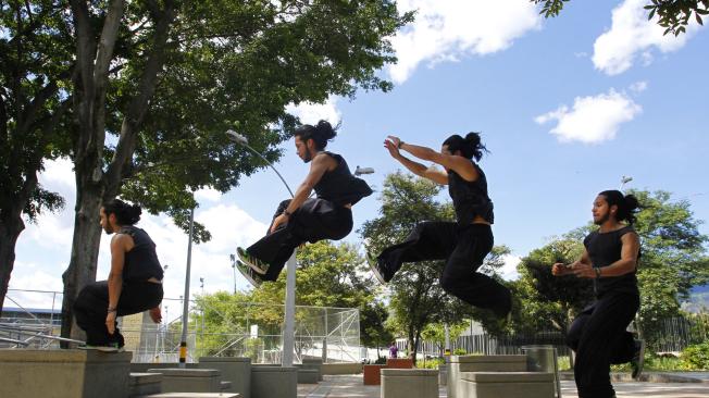 Con saltos, acrobacias, coordinación
agilidad y desplazamientos extremos un
grupo de jóvenes hace de la ciudad su
campo de diversiones.