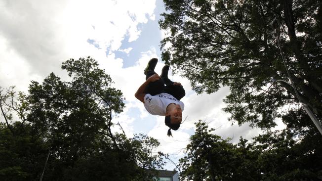 Con saltos, acrobacias, coordinación
agilidad y desplazamientos extremos un
grupo de jóvenes hace de la ciudad su
campo de diversiones.