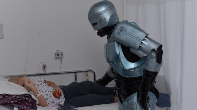 Elkin Velásquez personifica a Robocop, uno de los superhéroes más queridos por los niños del hospital.