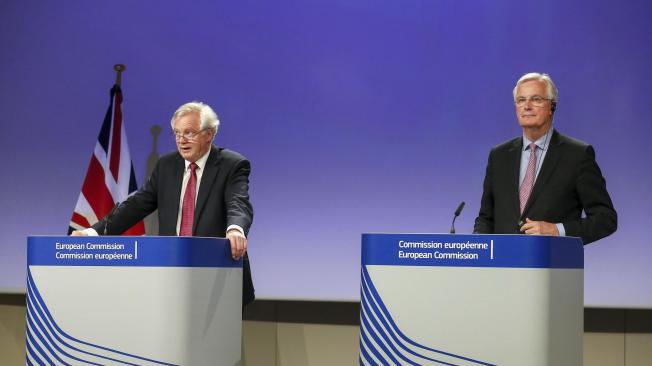 El secretario de Estado británico para la salida del Reino Unido de la UE, David Davis (i), y el negociador jefe de la UE para el 'brexit', Michel Barnier (d), en el inicio de la negociaciones.