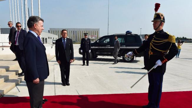 El Presidente Juan Manuel Santos, a su llegada a Francia.