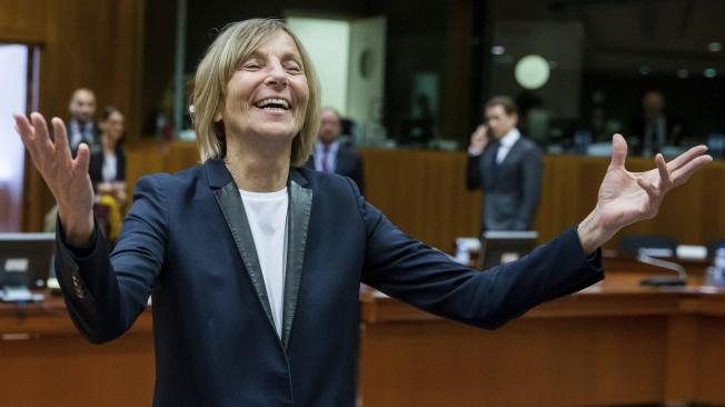 Marielle de Sarnez, exministra de Asuntos Europeos, abandona su cargo tras las investigaciones judiciales que afectan a su partido.