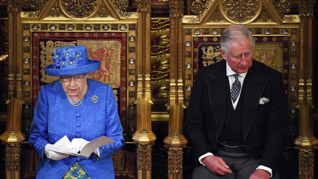 La reina Isabel II no asistió en su tradicional carroza y no portó la corona imperial, lo que no ocurre desde 1974.