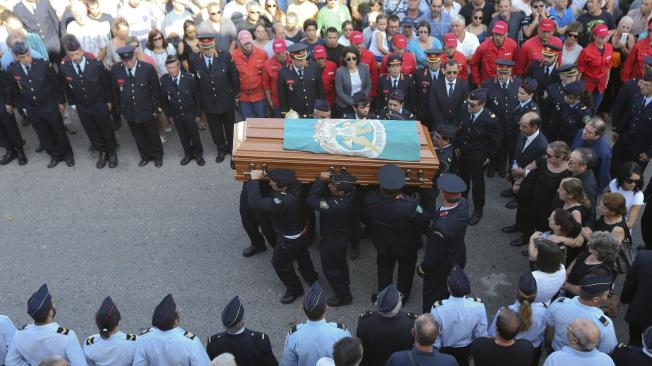 Familiares, amigos y compañeros de trabajo asisten al funeral de uno de los bomberos fallecido en las labores de extinción del fuego en Portugal