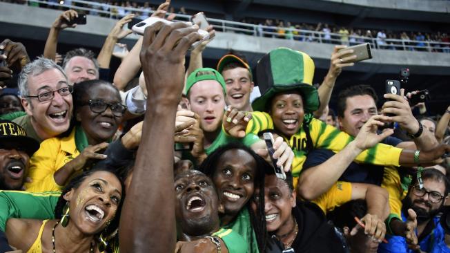 Tras ganar los 200 metros en los Juegos Olímpicos de Río de Janeiro en 2016, el atleta jamaiquino Usain Bolt celebró con sus admiradores y posó para una ‘selfie’.