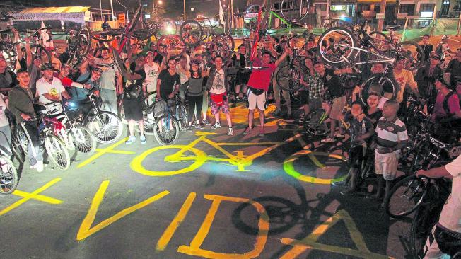 Colectivos de ciclistas de Cali celebran más espacio para la bici en 59 vías de la ciudad.