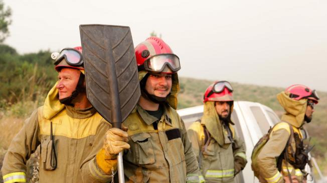 Bomberos que combatieron el gigantesco incendio forestal en  Portugal.