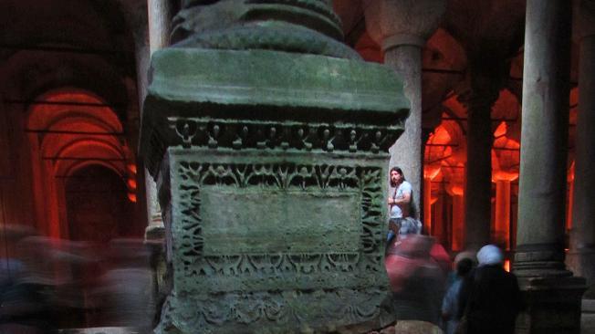 Medusa que, de cabeza sostiene un pilar en la Cisterna Basílica.