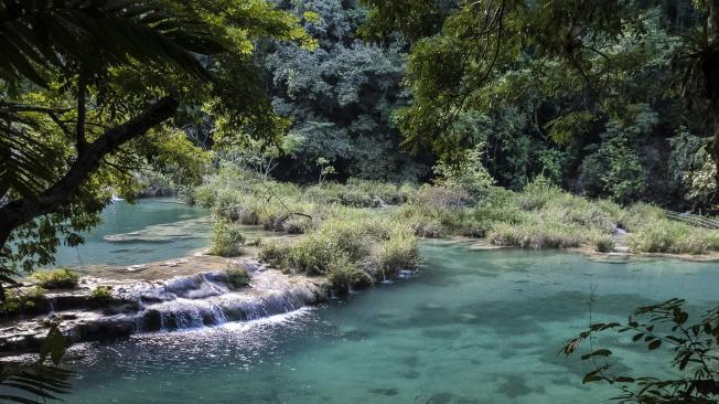 Este destino natural ofrece aguas cristalinas y verdes como la esmeralda.