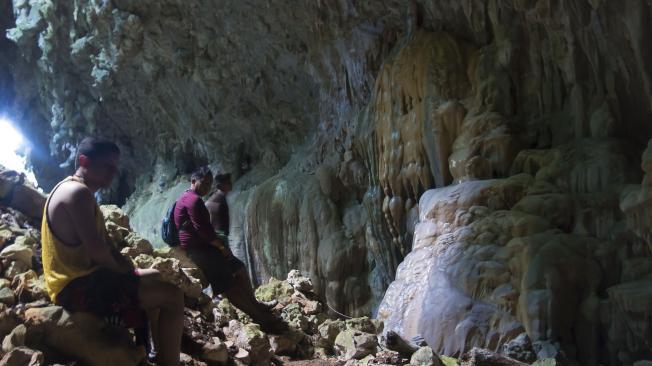 En el recorrido se encuentra cuevas con estalagmitas y estalactitas que forman un paisaje como en cuentos de hadas.
