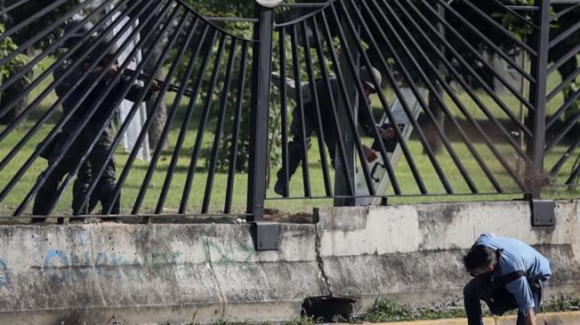 El joven David José Vallenilla (d), de 22 años, recibe un disparo en las inmediaciones de la bases aérea militar La Carlota, en Caracas.