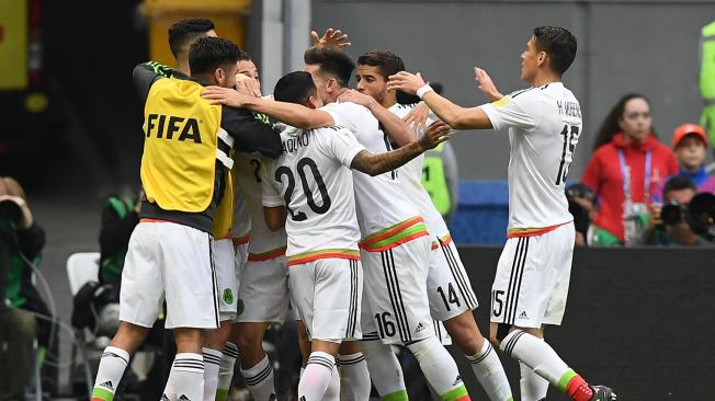 Los jugadores de México celebran el segundo gol.
