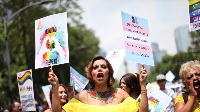 Las mujeres también participan de la 39° edición de la marcha del orgullo LGBT este sábado 24 de junio de 2017, en Ciudad de México (México), convocadas por el lema "Respeta mi familia, mi libertad, mi vida".