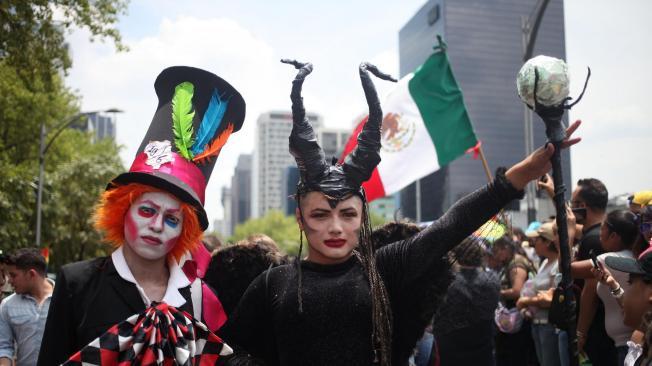 Hombres y mujeres diversos participan de la 39° edición de la marcha del orgullo LGBT este sábado 24 de junio de 2017, en Ciudad de México (México), convocadas por el lema "Respeta mi familia, mi libertad, mi vida".