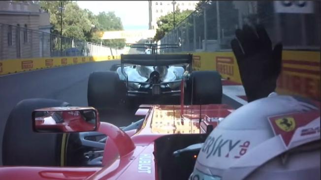 Momento del primer choque entre ambos corredores. Hamilton frena al salir de una curva, y Vettel lo golpea.