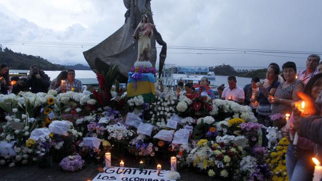 Habitantes y turistas de Guatapé, realizaron una Vigilia por las victima de la tragedia del hundimiento de 'El Almirante'.
