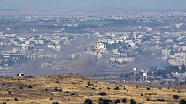 El aumento de humo de pueblo sirio como resultado de la lucha cerca de la ciudad de Quneitra, en los Altos del Golán.