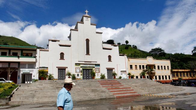 Dabeiba está ubicado al occidente de Antioquia, tiene 30.000 habitantes y ha sufrido tres grandes tomas guerrilleras de las 
Farc.