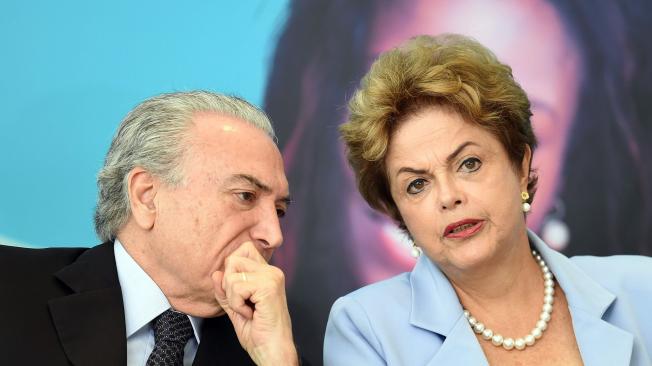 Michel Temer fue la fórmula vicepresidencial de Dilma Rousseff  (d) en 2014 y asumió el poder luego de que esta fue destituida por maquillar cuentas públicas.