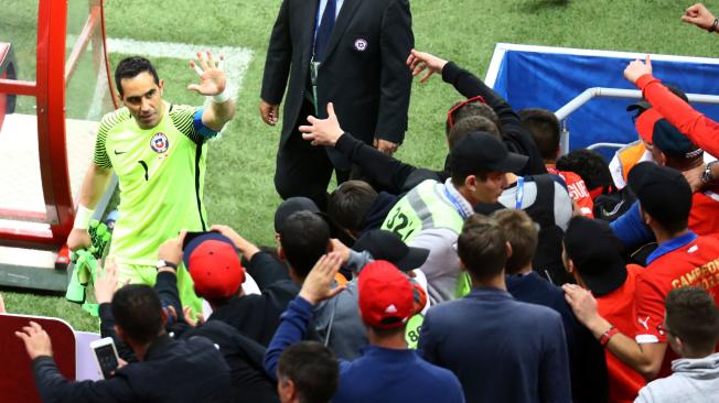 Claudio Bravo saluda a los aficionados.
