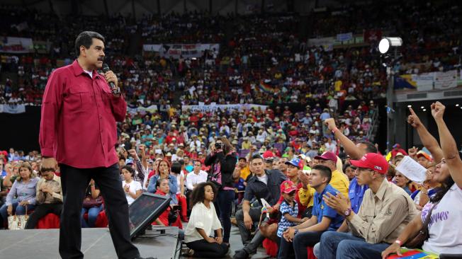 El presidente venezolano, Nicolás Maduro (i), calificó el ataque de Pérez como "terrorista" y dijo que lo consideraba con un intento de golpe de Estado.
