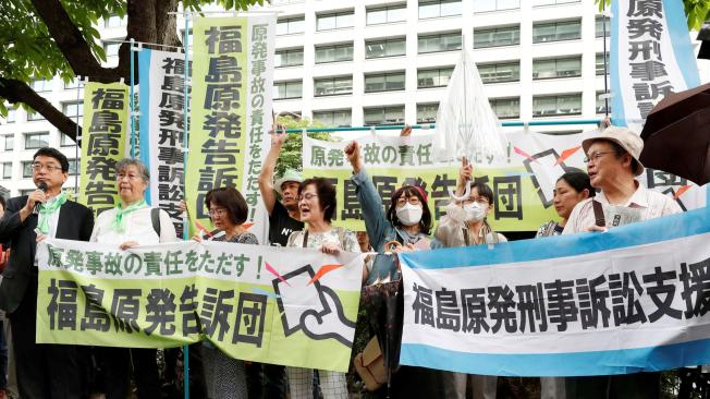 Protestas en Tokio en el inicio del juicio a varios exdirigentes de la Tokyo Electric Power.