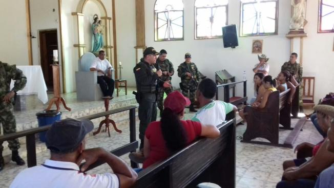 En la iglesia, la Policía y el Ejército hablaron con los pobladores sobre la situación en el corregimiento.