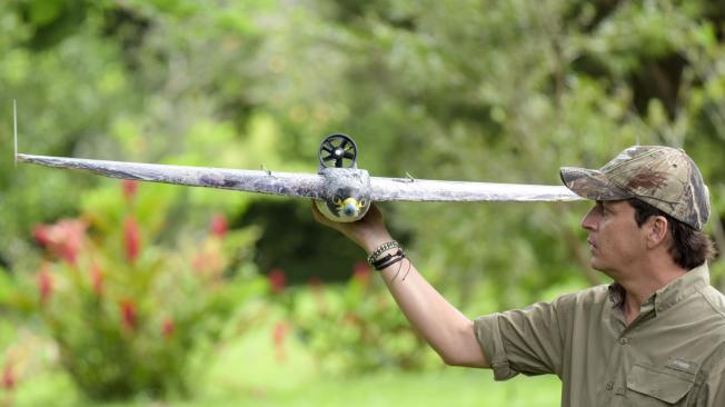 Alex Ospina es un expiloto e instructor de vuelo que se dedica a la conservación de las aves.