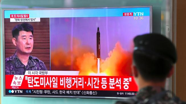 Corea del Norte dijo que lanzó un misil de largo alcance, aunque la comunidad de expertos dijo que es de mediano alcance.