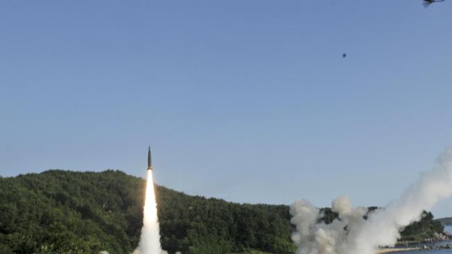 Miembros del ejército estadounidense y militares de Corea del Sur, realizan un ejercicio de lanzamiento con el Sistema Táctico de Misiles del Ejército (ATACMS) y el misil II Hyunmoo en respuesta al lanzamiento de prueba de un misil balístico por parte de Corea del Norte el pasado 4 de julio.