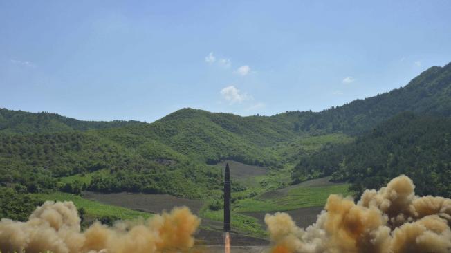 El cohete intercontinental balístico Hwansong-14 se disparó desde una localización no especificada en Corea del Norte, por primera vez con éxito, en lo que supondría un enorme avance en el programa armamentístico del régimen de Kim Jong-un.