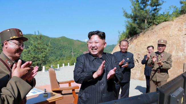 El líder norcoreano, Kim Jong Un, celebró el exitoso lanzamiento del misil balístico intercontinental Hwasong-14.