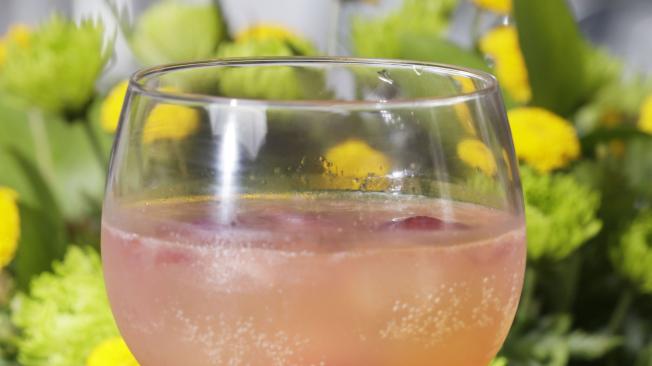 Los cocteles también son creación del restaurante. Este es el 'Post Impresionismo': vodka, ginebra, vermouth rojo dulce, sirope de uvas verdes y limón, servido con hielos con uvas congeladas.