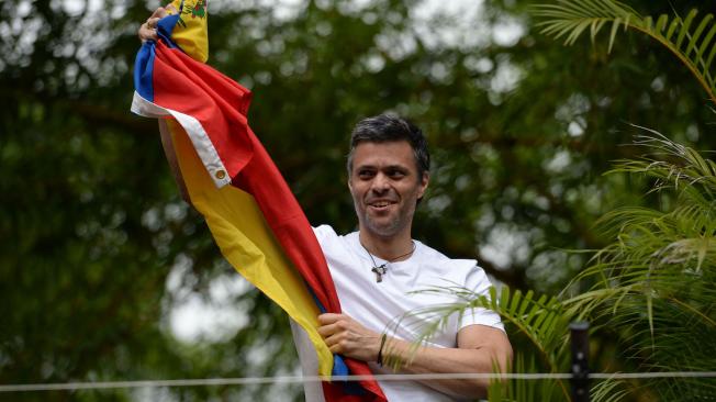 López ondea bandera de Venezuela en primera aparición tras excarcelación.