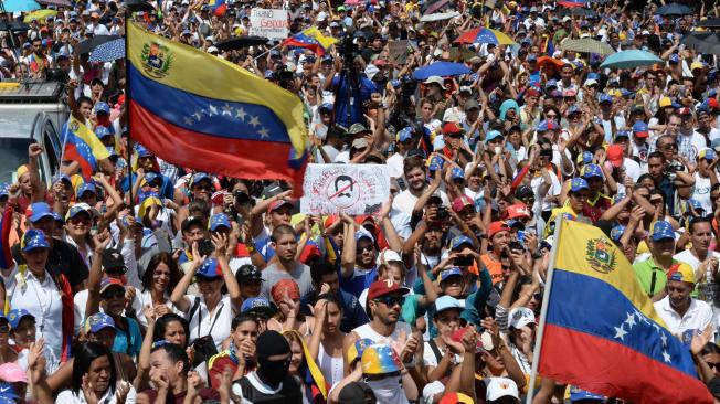 Finalmente el opositor también pidió a la disidencia venezolana tomar de nuevo este domingo las calles de Caracas y participar en el plebiscito contra la constituyente; porque según él “Hoy estoy preso en mi casa, pero también está así el pueblo de Venezuela”.