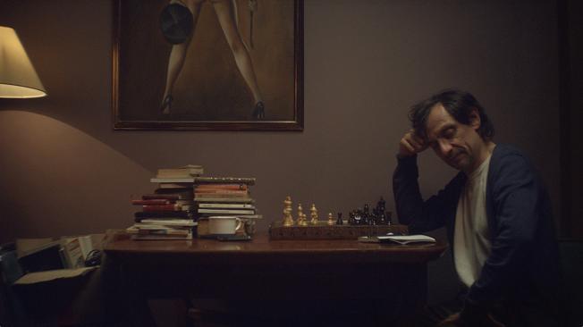 Samuel, uno de los tres protagonistas, pasa sus días jugando y dictando clases de ajedrez luego de perder el torneo más impotante de su carrera.