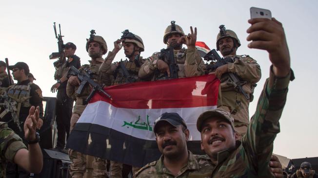 Las fuerzas iraquíes festejan la victoria sobre el grupo yihadista Estado Islámico, al declarar la liberación de la ciudad antigua de Mosúl.