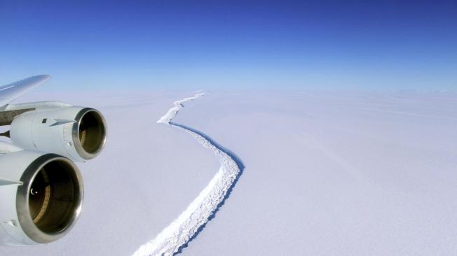 Fotografía de archivo fechada el 10 de noviembre que muestra una vista aérea de una grieta en el segmento Larsen C en la Antártida.