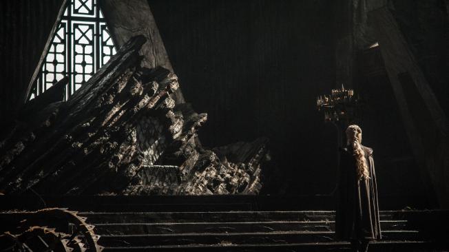 El Trono de Hierro es el tesoro que todos desean en la serie, pero muchos de los fanáticos creen que quien lo merece es  Daenerys Targaryen (Emilia Clarke). Esta imagen puede despertar muchas teorías.